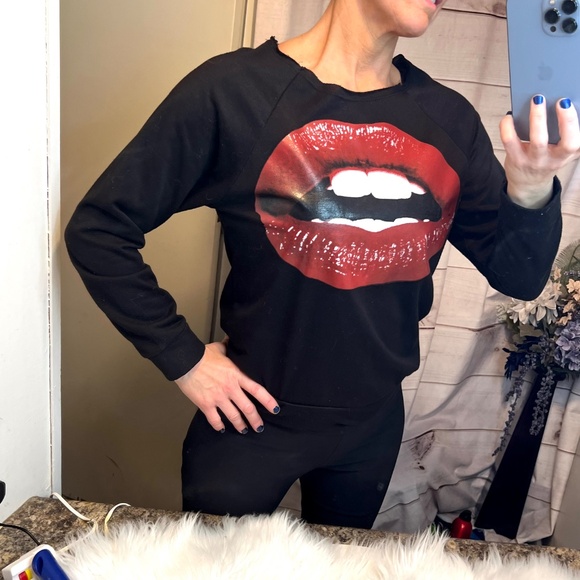 🔥2/$10 |•579•| Long Sleeve Sweatshirt w/ Lips - Picture 2 of 9